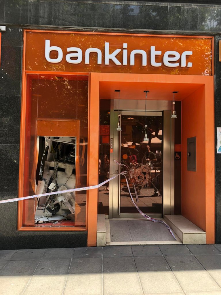 Uns lladres detonen un caixer de Bankinter a la rambla de Sant Sebastià