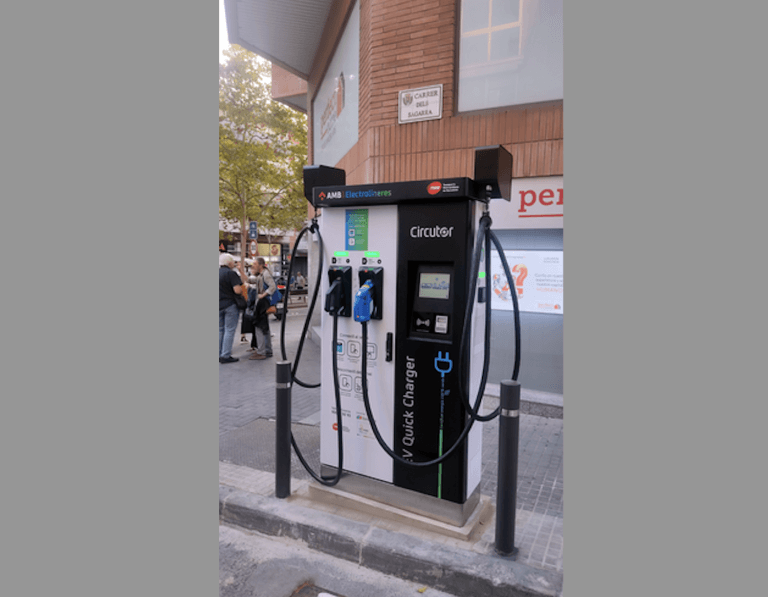 Santa Coloma estrena el tercer punt de recàrrega de vehicles elèctrics a la via pública